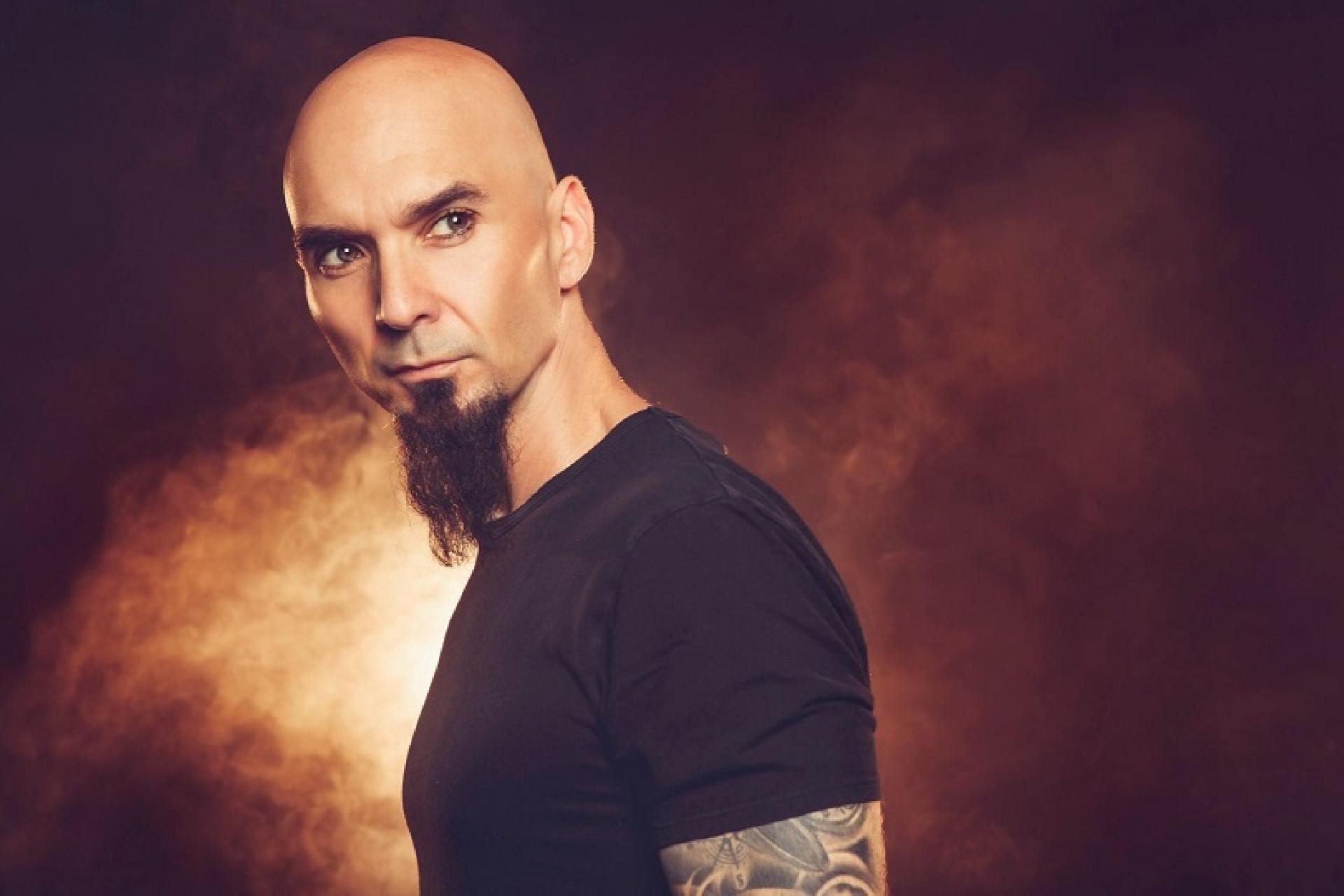 Carlos Escobedo inicia su gira en “En estado puro”